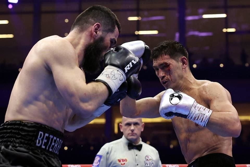 Bivol logró vengarse de Beterbiev, único boxeador que lo ha derrotado en su carrera profesional.