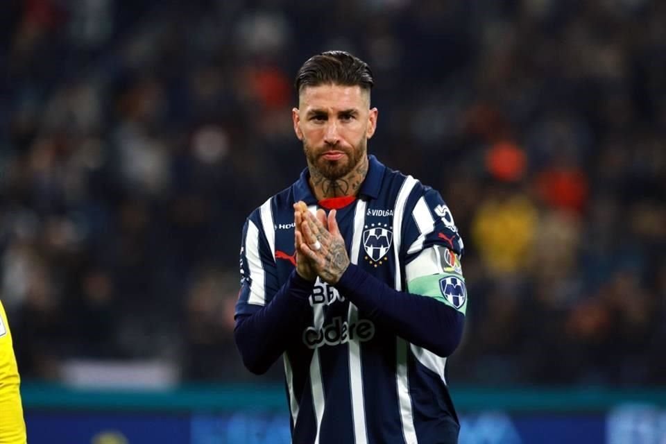 Sergio Ramos por fin logró debutar con los Rayados y lució el brazalete de capitán.