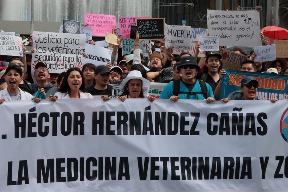 Veterinarios y estudiantes marcharon para exigir seguridad y justicia luego del asesinato de Héctor Hernández, presuntamente, por los dueños de una mascota en el Edomex.