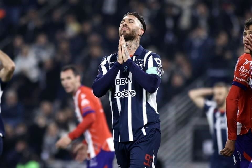 El zaguero español se lamentó que no fuera gol su remate.
