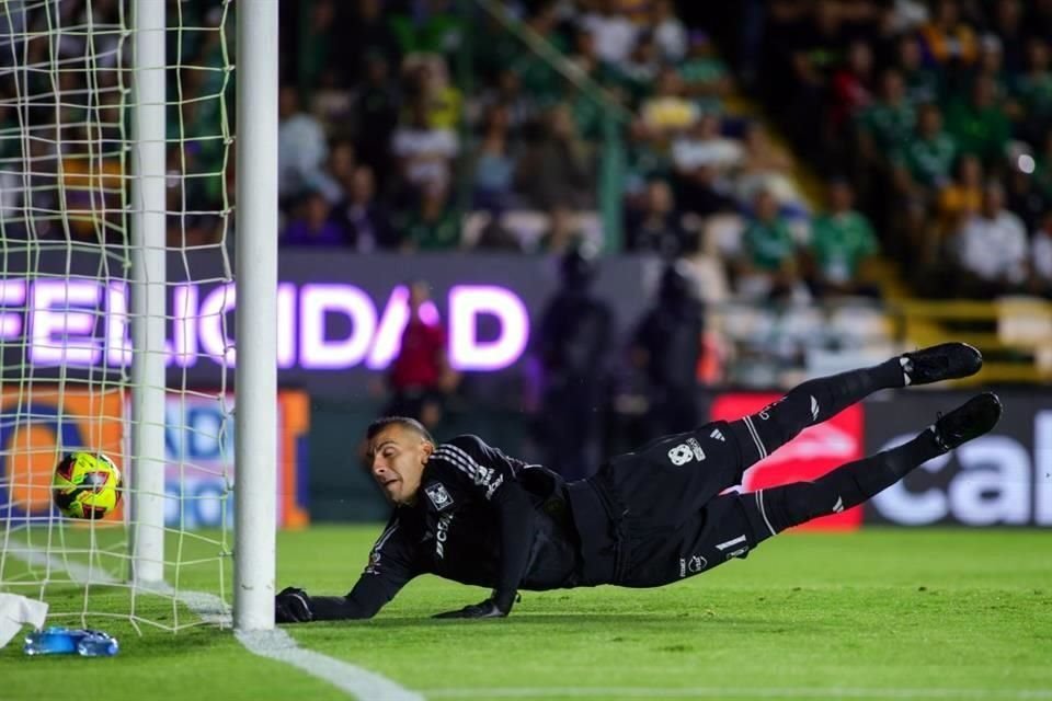 Nanuel Guzmán descubrió su primer poste y ahí fue sorprendido por el jugador del León.