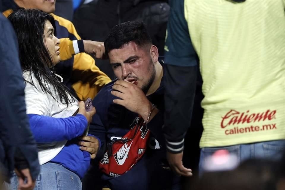 Un aficionado terminó golpeado en el rostro durante el Clásico Capitalino entre Pumas y América.