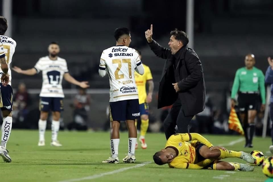 Gustavo Lema se fue expulsado antes del descanso al reclamar airadamente una tarjeta roja sobre Piero Quispe.