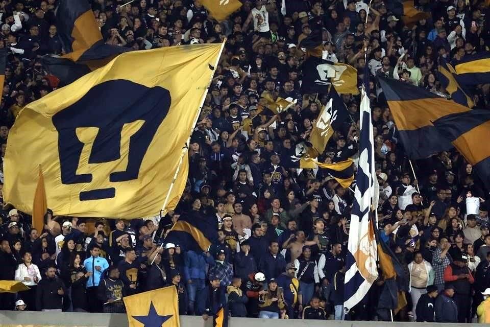 La afición de Pumas abandonó las gradas desde el minuto 80 y exigieron un mayor esfuerzo del equipo.