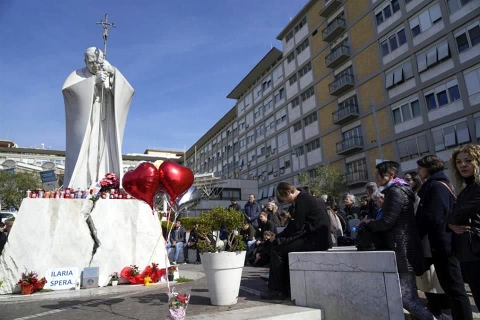 Decenas de fieles rezan afuera de la clínica en Roma, donde el Papa Francisco está hospitalizado desde el 14 de febrero.