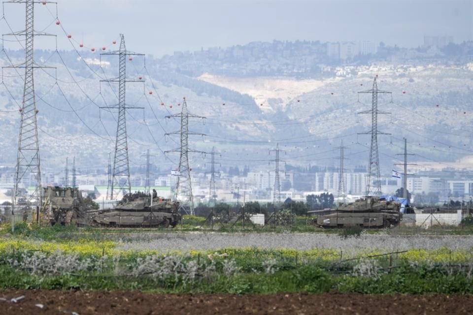 Tanques israelíes afuera de la Cisjordania ocupada, cerca de Jenin, el 23 de febrero del 2025.