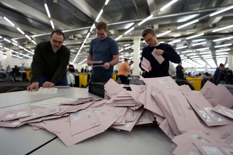 Voluntarios preparan votos postales durante la elección de Alemania, en Munich, el 23 de febrero.