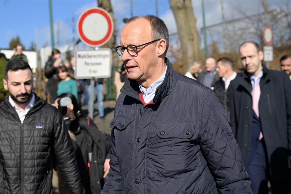 Friedrich Merz, líder conservador alemán, después de votar en las elecciones legislativas, en Arnsberg.