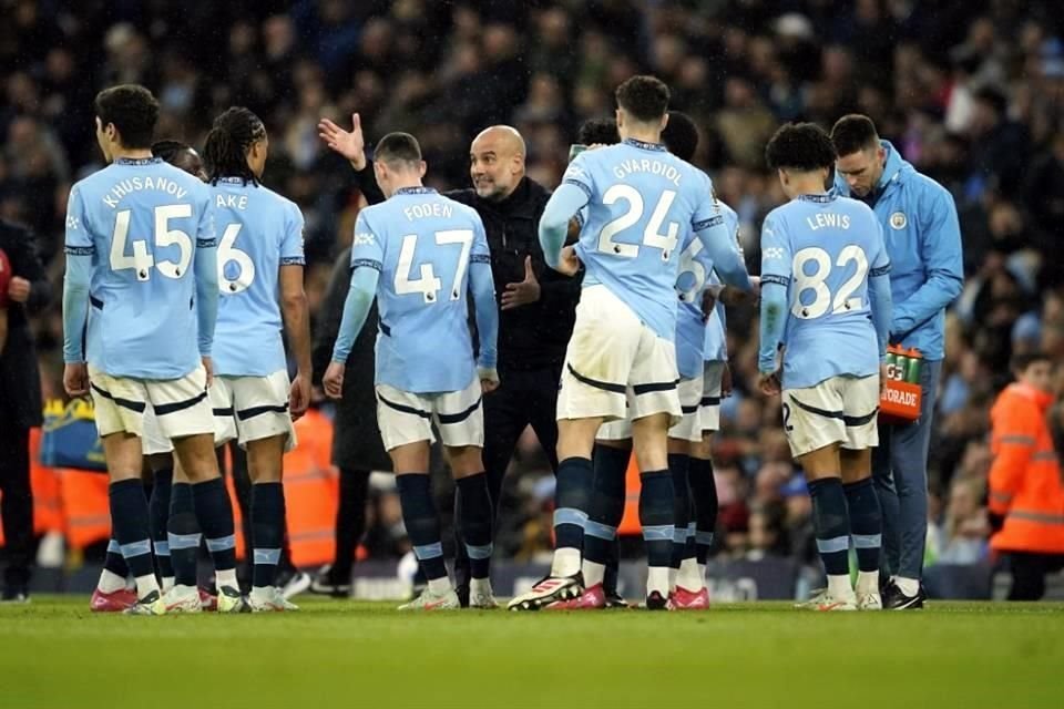 Un desesperado Pep Guardiola trata de hacer reaccionar a su equipo, pero claramente no lo está logrando.