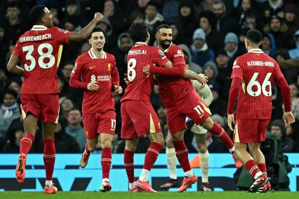 Dominik Szoboszlai celebrando su gol con Mohamed Salah.