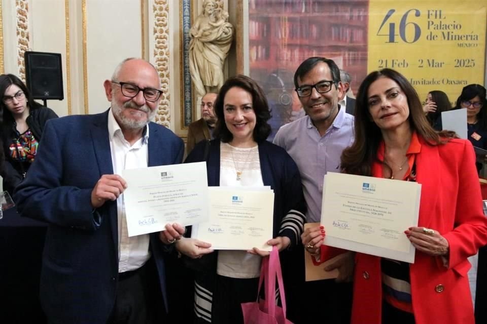 La UNESCO reconoció los audios de 'Plaza Pública' de Miguel Ángel Granados Chapa y le entregó un diploma a su hijo Tomas Granados, y al Dir. de Radio UNAM, Benito Taibo, en el Palacio de Minería.