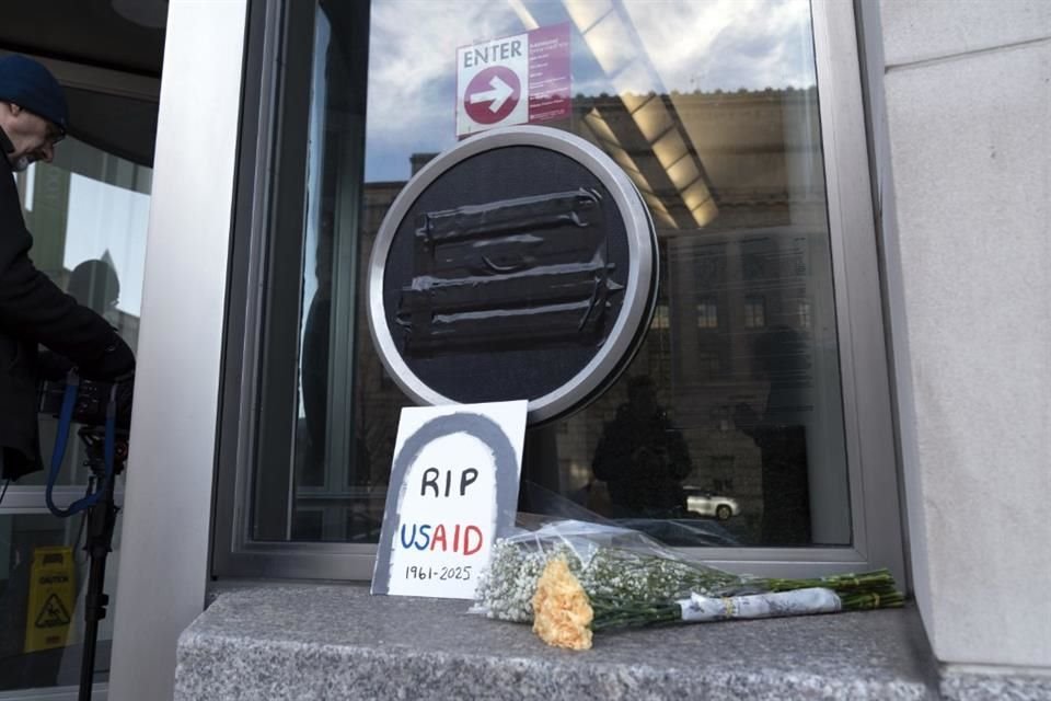 Flores y un letrero afuera de las oficinas de la USAID, el 7 de febrero de 2025, en Washington.