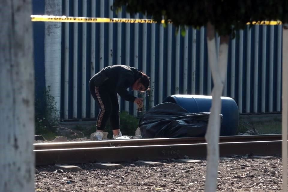 El cuerpo de una persona envuelto en cobijas y plástico fue hallado dentro de un tambo azul.