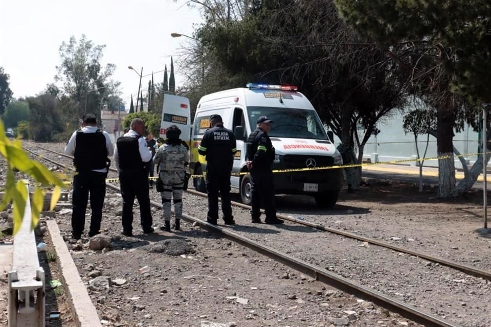 Servicios de emergencia acordonaron la zona y retiraron el cadáver tras concluir con el peritaje.