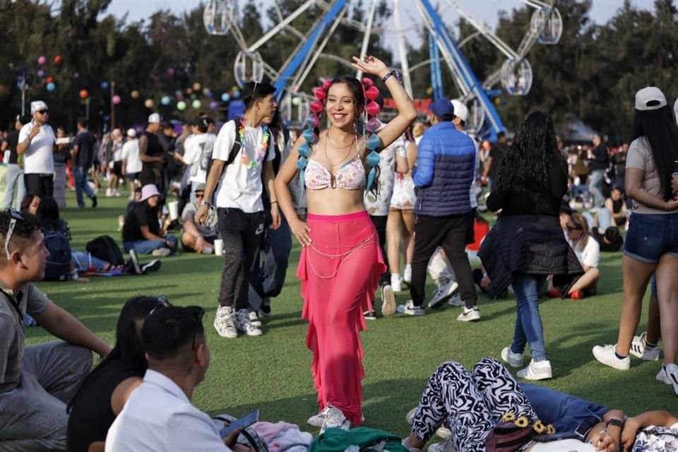 Los fans de la música electrónica apostaron por looks coloridos y portaron sus 'tótems' en el tercer, y último, día del EDC.