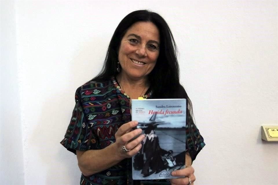 Sandra Lorenzano presentó 'Herida fecunda', un ensayo sobre la migración, en la Feria Internacional del Libro del Palacio de Minería.