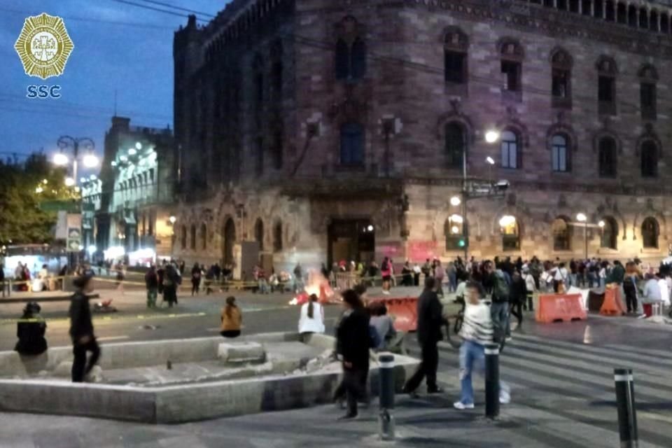 activistas realizaron un bloqueo en Eje Central para protestar en contra de las autoridades y exigiendo la detención de los responsables de la agresión.