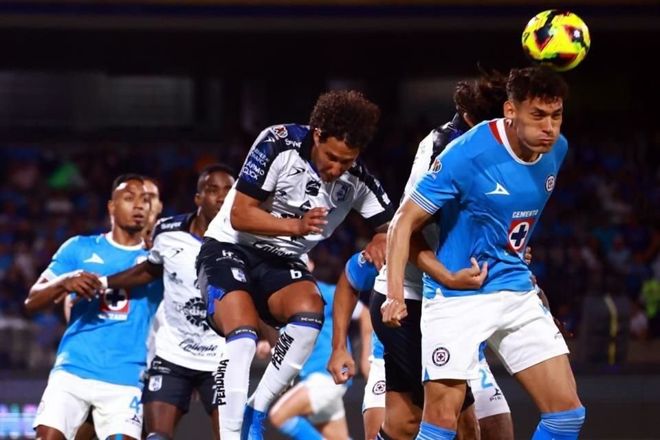 Los queretanos complicaron en demasía a Cruz Azul con su orden defensivo, el cual los tuvo 75 minutos con el arco en cero.