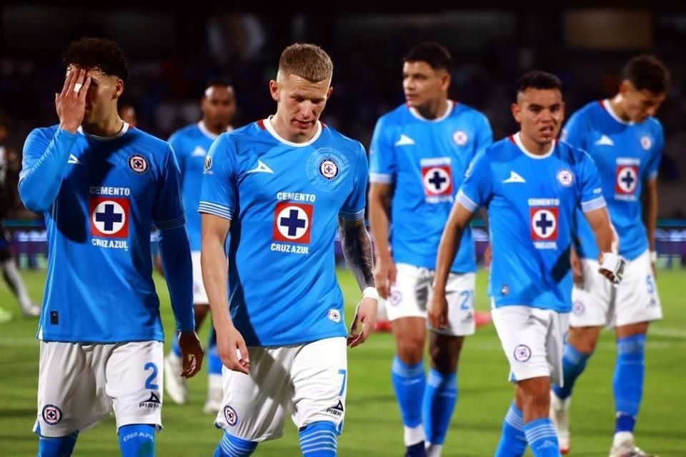 Cruz Azul fue despedido con abucheos en la primera parte al no encontrar claridad para atacar al equipo queretano.