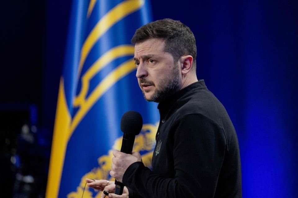 Al cumplirse 3 años de la invasión rusa, el Presidente Volodymyr Zelensky dijo que podría dimitir si permiten adhesión de Ucrania a la OTAN.