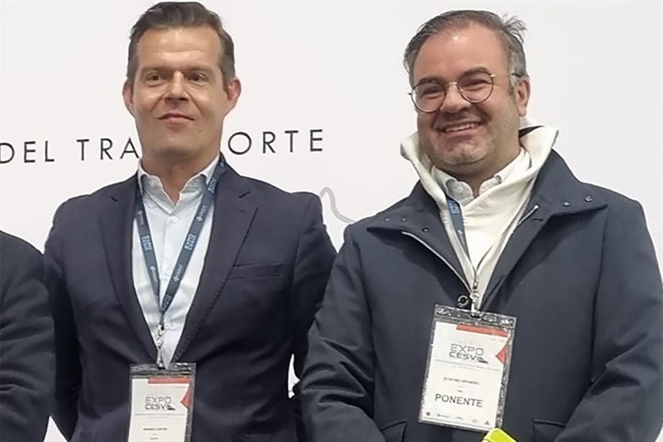 Eugenio Grandio, presidente de Electro Movilidad Asociación (EMA), y Andrés Cortés, directivo de Auteco.