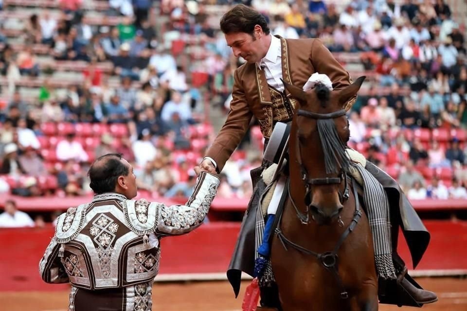 Andy Cartagena se repuso en una faena donde un astado lo mandó a volar, pero salió con una oreja de la México.