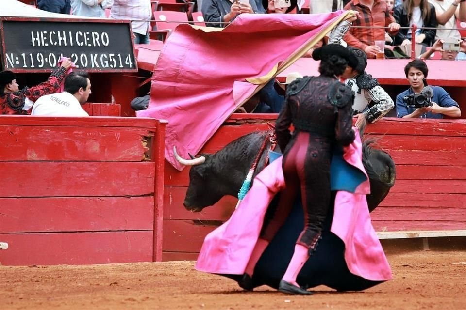 'Hechicero' salió indultado por el matador Ernesto Javier 'Calita' al mostrar temple y bravura en el coso capitalino.