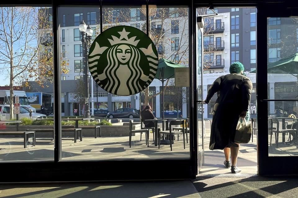 Starbucks dijo que los recortes no afectan a los trabajadores de las cafeterías ni de las operaciones de almacenamiento, fabricación, distribución y tostado.