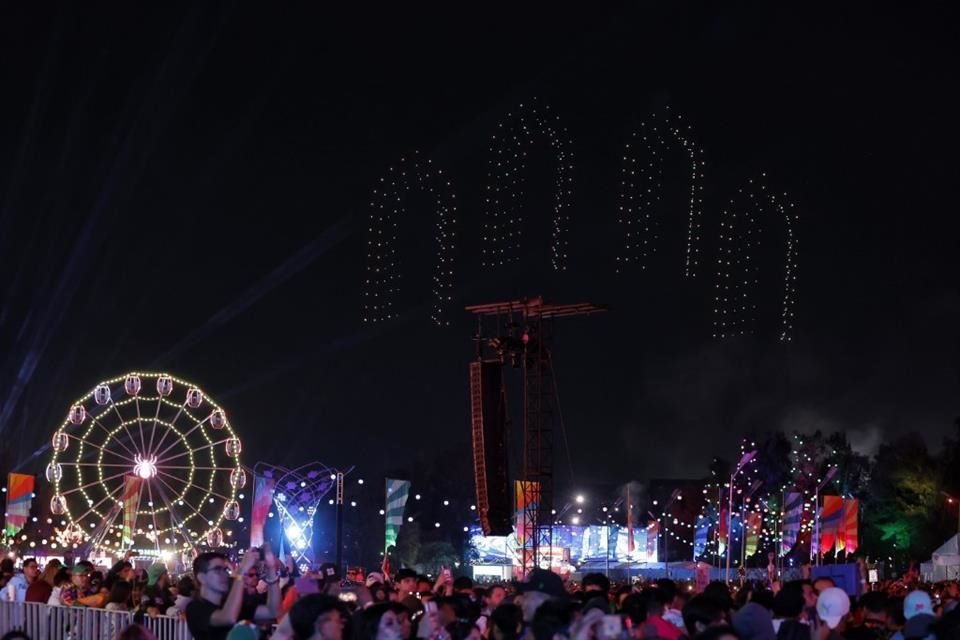 La ceremonia final del EDC estuvo conformada por fuegos artificiales en el escenario principal y varios drones a la altura de la rueda de la fortuna.