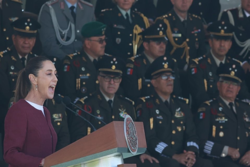 La Presidenta Sheinbaum en el Campo Marte durante el evento del Día de la Bandera.