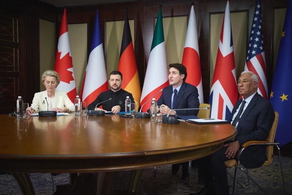 El Presidente Volodymyr Zelensky en reunión con Ursula von der Leyen, Justin Trudeau y Antonio Costa, en Kiev.