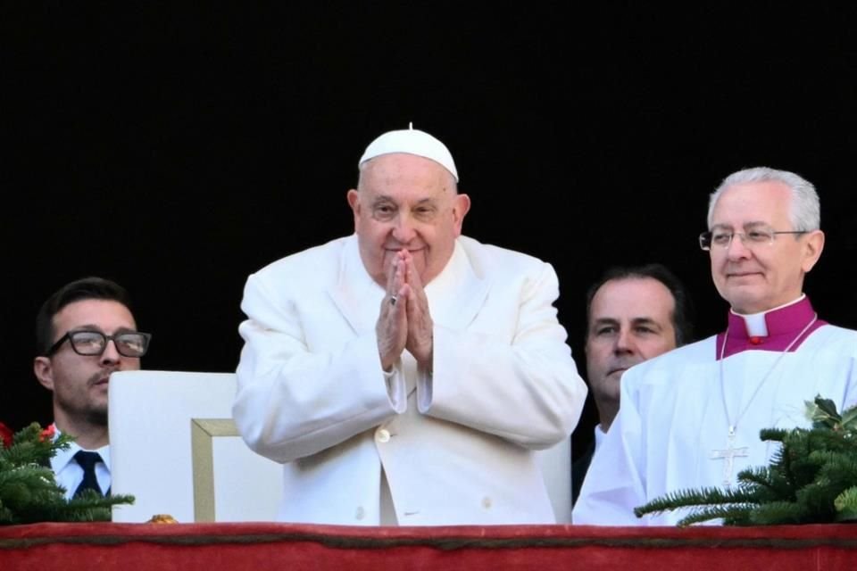 El Papa Francisco saluda a la multitud desde el balcón de la basílica de San Pedro el 25 de diciembre del 2024.