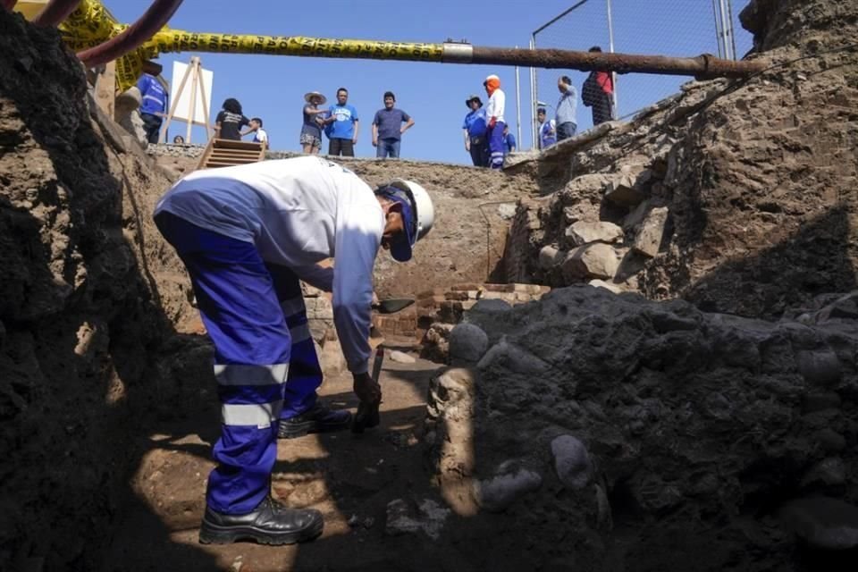 Los vestigios del puente del siglo 16 fueron descubiertos cerca del actual palacio presidencial en la capital peruana.