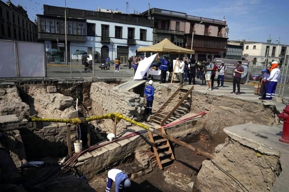 Por el puente cruzaban el río Rímac e ingresaban a la ciudad de Lima los indios, esclavos, frailes, viajeros y mendigos que vivían en el barrio de San Lázaro.