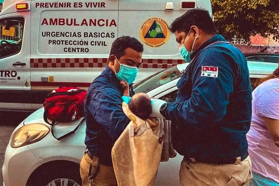 Elementos de PC de Villahermosa, Tabasco, trasladaron a un hospital al recién nacido hallado abandonado.