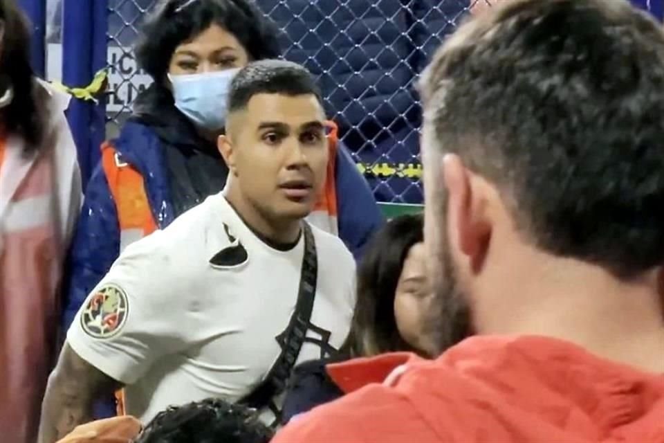 Raúl Uriel Silva, ex capitán de los Burros Blancos del IPN, fue captado como uno de los agresores en las tribunas del Estadio Olímpico Universitario durante el Pumas-América.