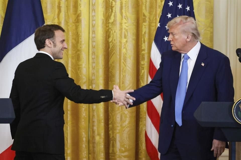 Los Presidentes Emmanuel Macron y Donald Trump estrechan sus manos durante una conferencia de prensa en la Casa Blanca.