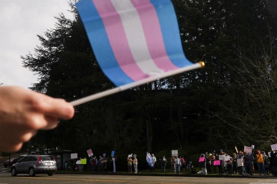 Una persona ondea una bandera trans durante una protesta en Seattle el 9 de febrero del 2025.