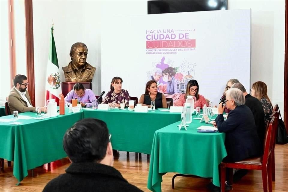 Durante el primer foro de parlamento abierto se realizaron tres mesas de trabajo, y contó con la presencia de legisladores de la bancada de Morena, así como funcionarios y activistas en la materia.