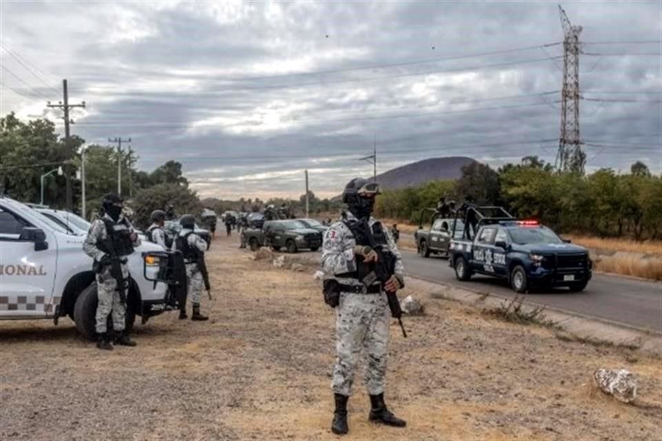 Soldados mexicanos hacen guardia en Culiacán, la capital del estado de Sinaloa, después de ser atacados por presuntos miembros del cártel a principios de este mes.