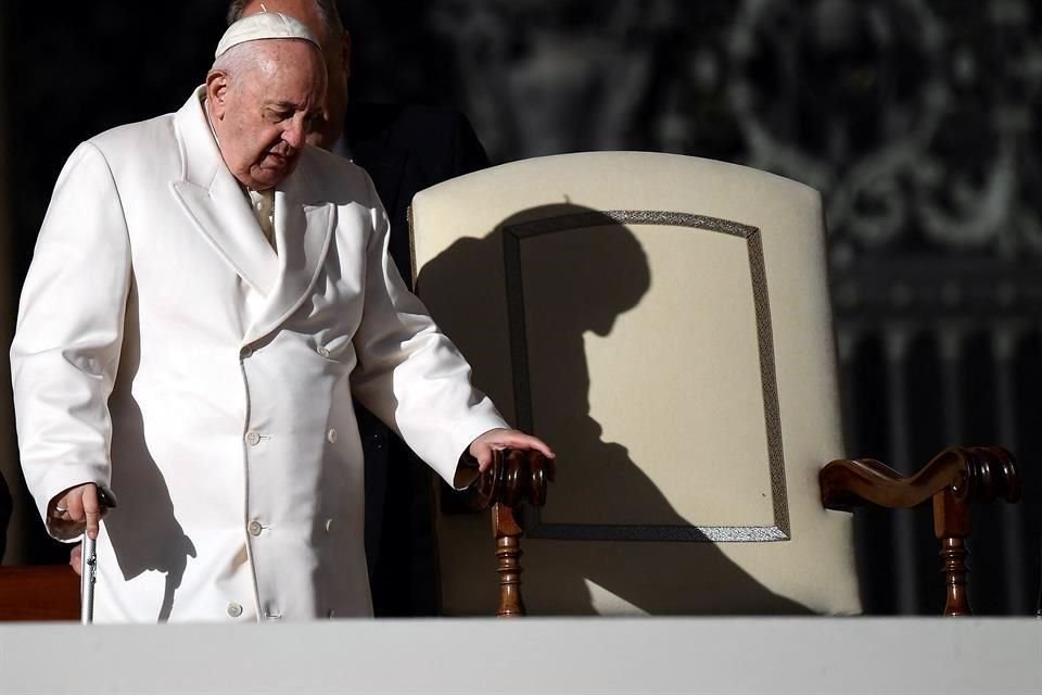 Papa Francisco, en el hospital desde hace 12 días, se reunió con colaboradores de alto nivel para tratar asuntos de trabajo, dijo Vaticano.