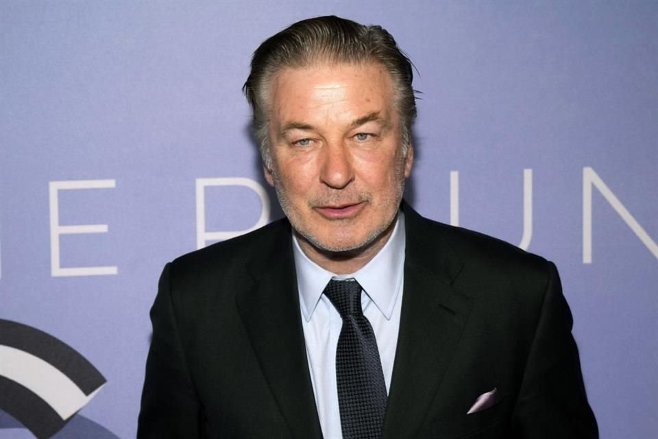 El actor Alec Baldwin amenazó a un comediante disfrazado de Donald Trump tras ser burlado sobre el trágico tiroteo en el set de 'Rust'.