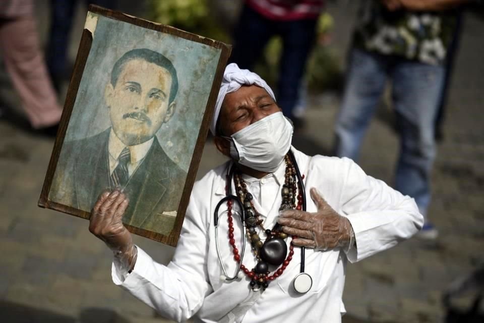 El Papa Francisco, desde un hospital, canonizó al beato José Gregorio Hernánde y se convertirá en el primer santo de Venezuela.