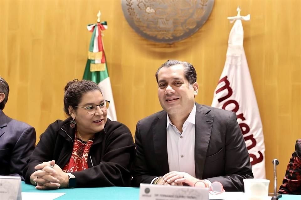 La Ministra Lenia Batres con el presidente de la Cámara de Diputados, el morenista Sergio Gutiérrez.