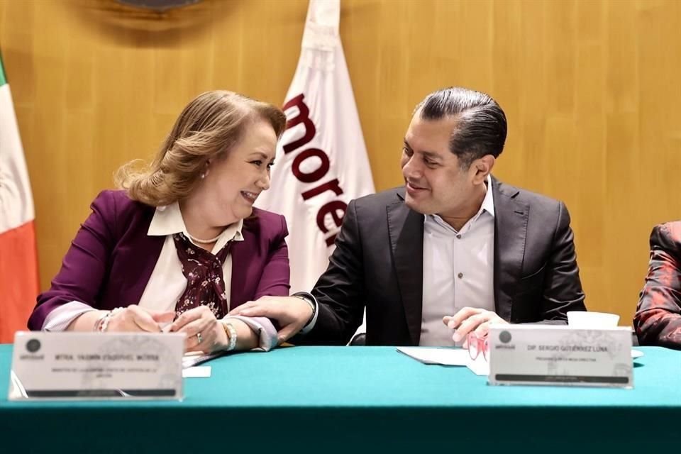 La Ministra Yasmín Esquivel con el presidente de la Cámara de Diputados, el morenista Sergio Gutiérrez.