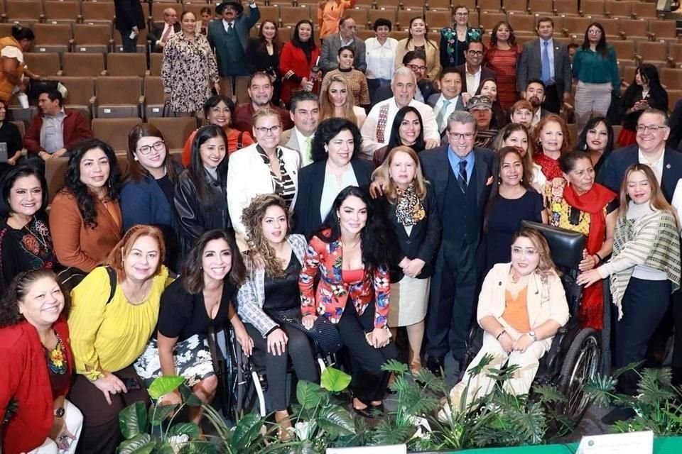 La Ministra Loretta Ortiz con la bancada de Morena.