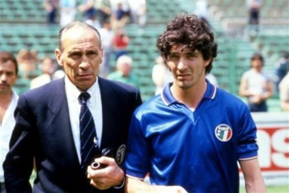 El delantero italiano Paolo Rossi pasó de estar tres años castigado del futbol profesional a ser el héroe en el Mundial de España 82.