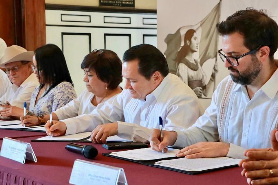 Firman convenio para garantizar viviendas dignas en Yucatán