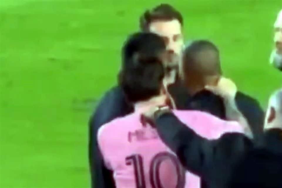 Este es el momento en el que el astro argentino reacciona a la provocación del asistente técnico rival.