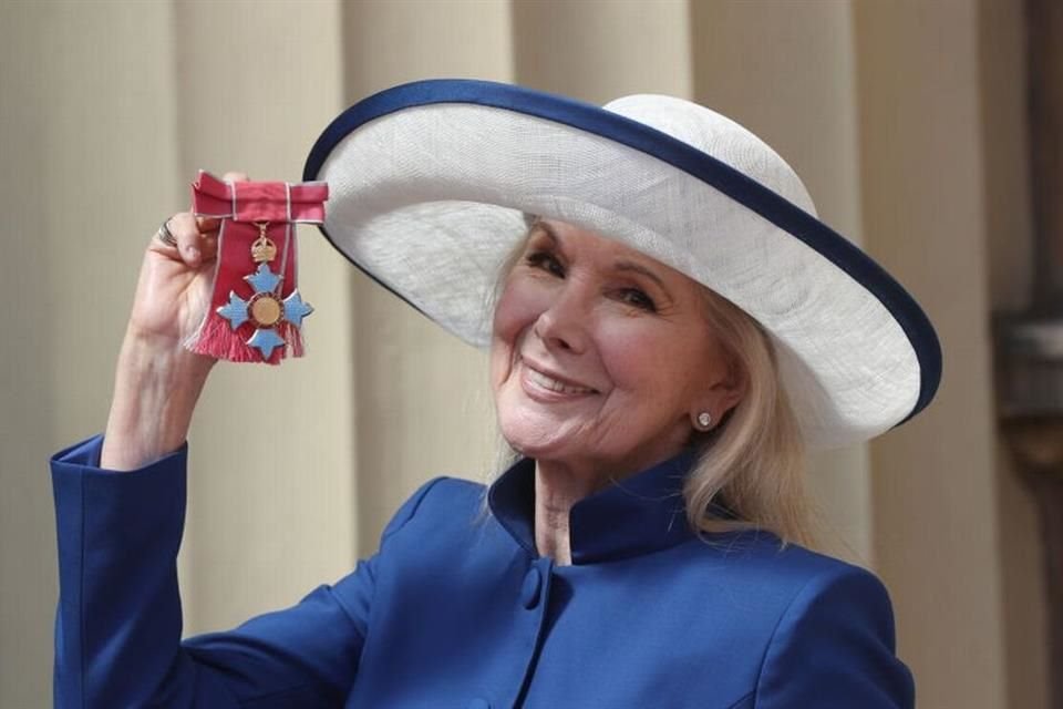 La actriz Susan Hampshire reveló que fue asaltada en el metro de Londres, perdiendo su celular y cartera en medio de la ola de delitos.